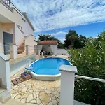 House Monique With Pool 아파트 *