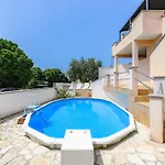 House Monique With Pool 아파트 *