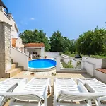 House Monique With Pool 아파트 *