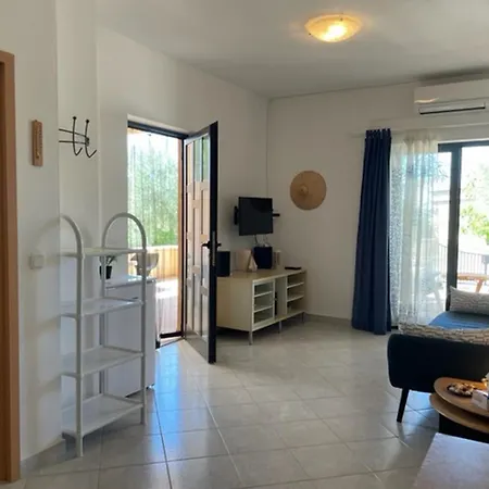 House Monique With Pool Apartment