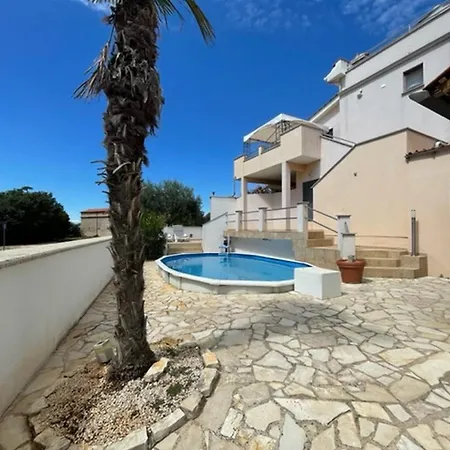 House Monique With Pool Apartment