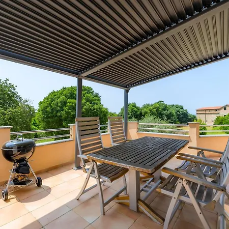 House Monique With Pool Apartment