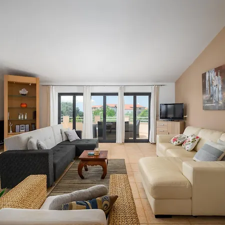 House Monique With Pool Apartment