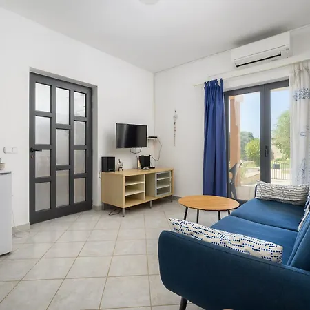 House Monique With Pool Apartment