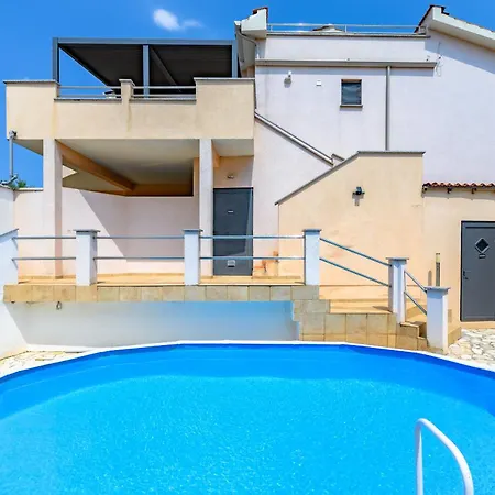 House Monique With Pool