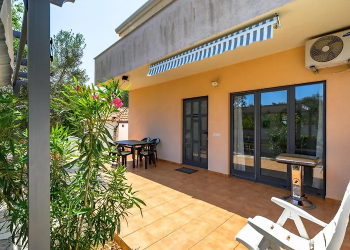 Appartamento House Monique With Pool Rosini