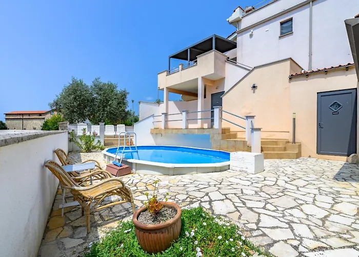 House Monique With Pool *