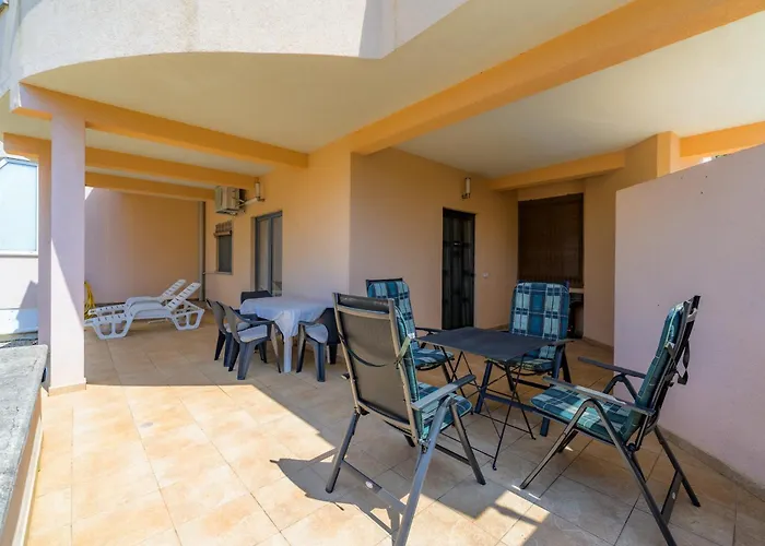 House Monique With Pool