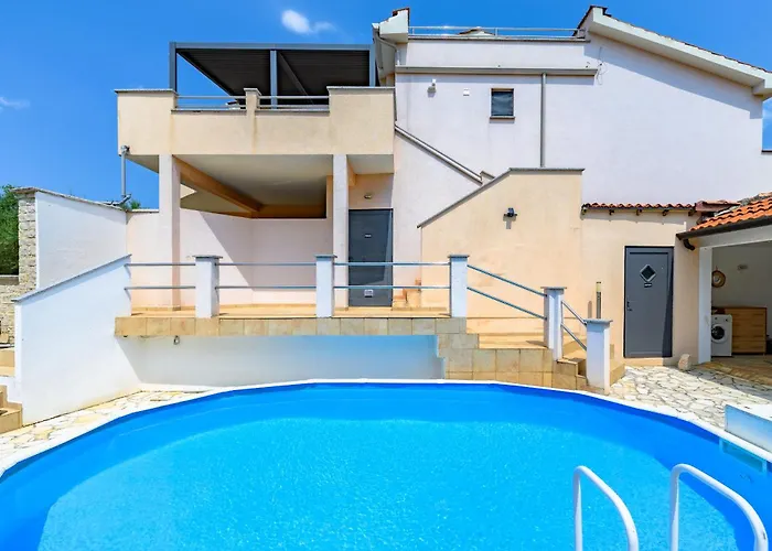 House Monique With Pool