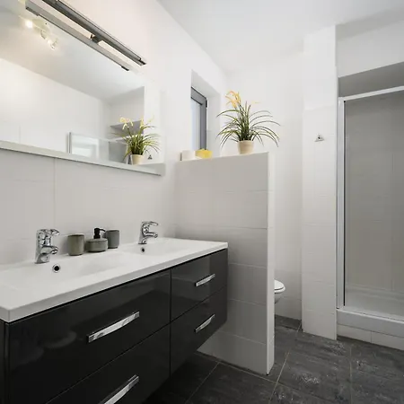 House Monique With Pool Apartment