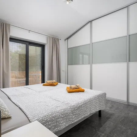 House Monique Apartman Rošini