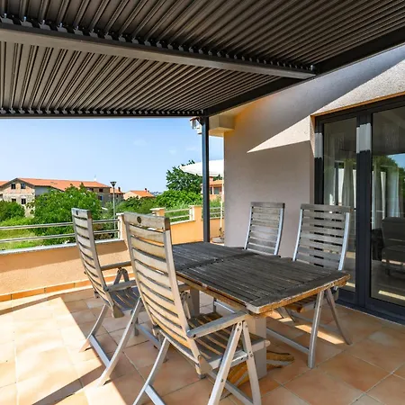 House Monique With Pool