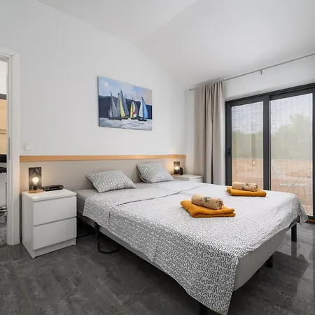 House Monique With Pool Apartment