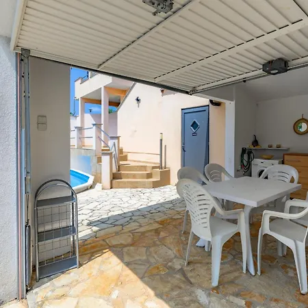 House Monique With Pool Apartment