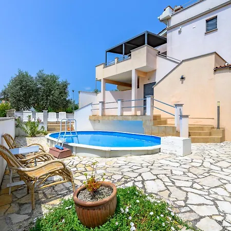 House Monique With Pool *