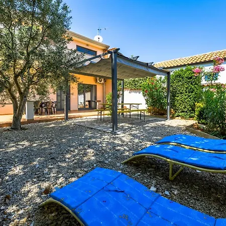 House Monique With Pool Apartment *