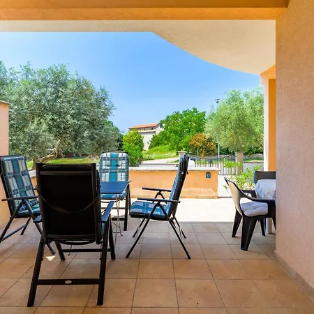 House Monique With Pool Rosini